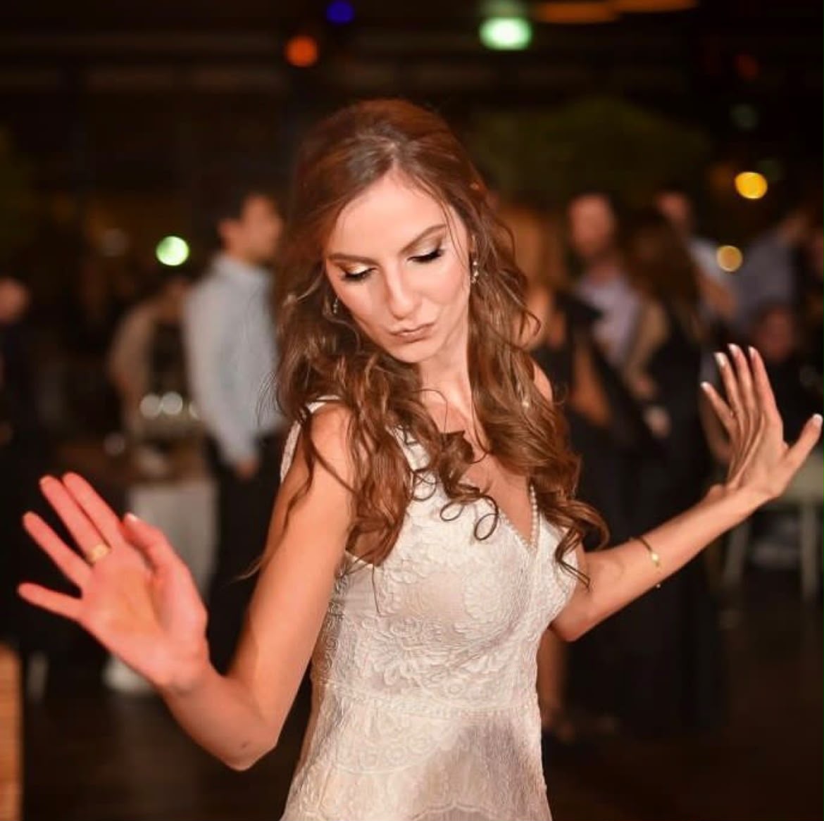 Bridal look by Lee Elrom — soft brown waves with golden-glow glam on the dance floor